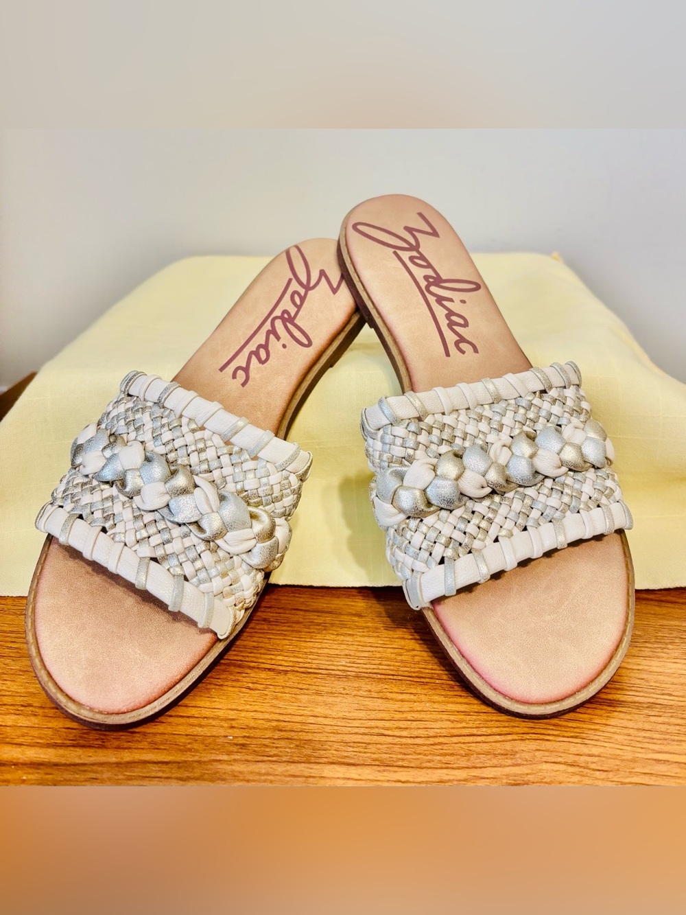 ZODIAC WOMENS COLLEEN SANDAL 9 GOLD/SILVER METALLIC SLIDE ARCH HEEL CUSHIONING
